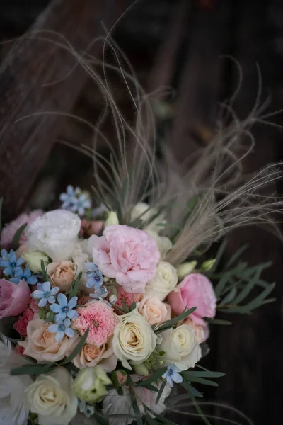 Düğün Buketi Beyaz Pembe Çiçekler Güller Frezya Lisianthus Oxypetalum Gelin — Stok fotoğraf