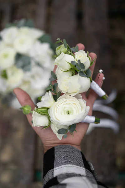 Boutonnieres Matrimonio Bianco Giorno Del Matrimonio Rose Lisianthus Verde — Foto Stock