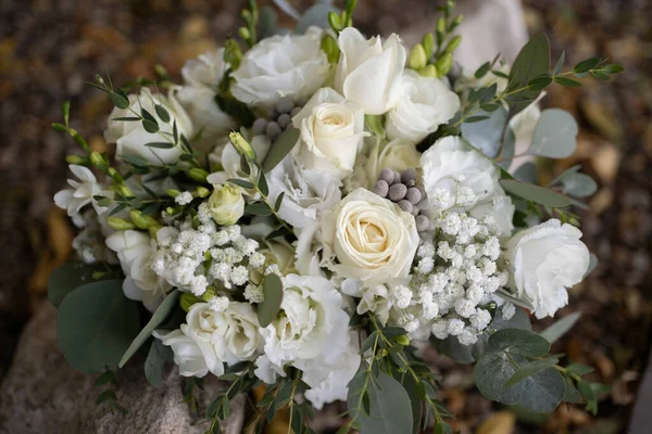 Bir Buket Beyaz Çiçek Gül Frezya Lisianthus Gelin Damat Düğün — Stok fotoğraf