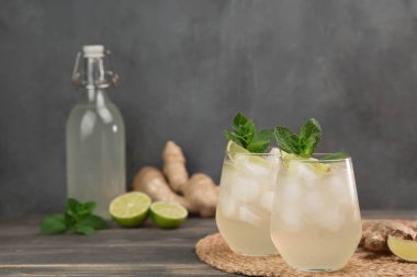 Şişe içinde zencefilli bira ya da kombu çayı ev yapımı limon ve zencefilli organik probiyotik içecek, kopyalama alanı. Zencefilli bira.