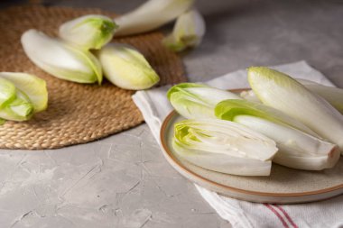Çiğ organik Belçika hindibası kullanıma hazır. Biyolojik sebze.