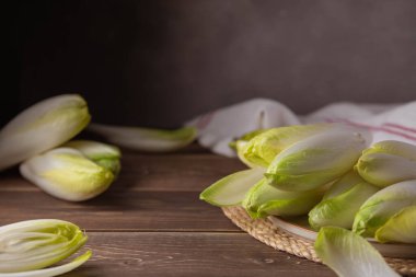 Çiğ organik Belçika hindibası kullanıma hazır. Biyolojik sebze.