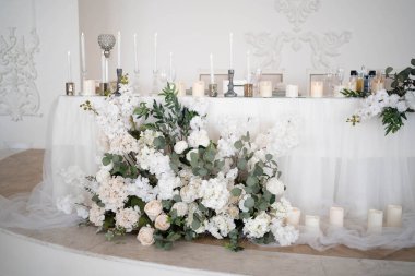 Harika bir düğün töreni. Modern modaya göre yapılmış moda düğün dekorasyonları. düğün süslemeleri.