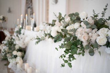 Harika bir düğün töreni. Modern modaya göre yapılmış moda düğün dekorasyonları. düğün süslemeleri.