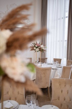 Boho düğün dekoru. Kurumuş çiçeklerle, çiçeklerle, mumlarla, boho stiliyle düğün süslemeleri. Düğün günü..