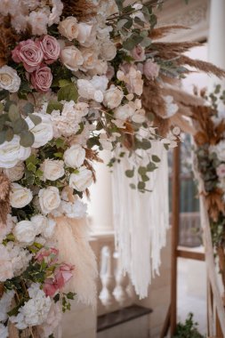 Tören için güzel alışılmadık boho şık düğün kemeri