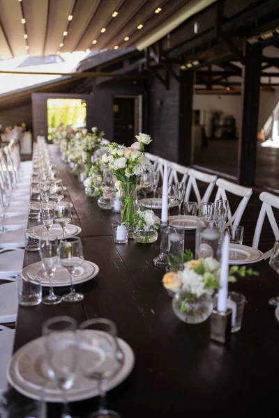 Ένα Πολύ Όμορφα Διακοσμημένο Γαμήλιο Τραπέζι Όμορφη Διακόσμηση Πιάτα Και — Φωτογραφία Αρχείου