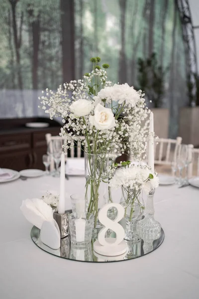 White Tender Wedding Reception Table Arrangement Floral Centerpiece Wedding Day — Stock Photo, Image