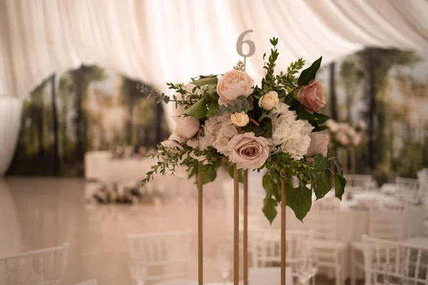 Luxury Elegant Wedding Reception Table Arrangement Floral Centerpiece Wedding Day — Stock Photo, Image