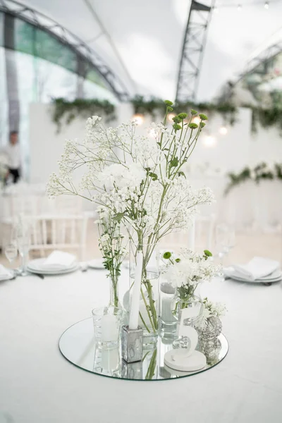 Witte Tedere Bruiloft Receptie Tafel Arrangement Bloemen Middenstuk Huwelijksdag Stockfoto