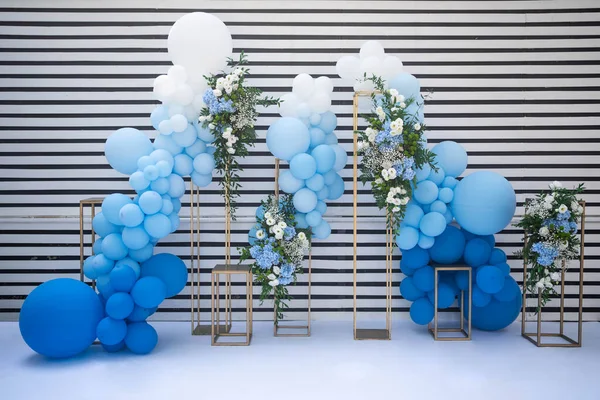 Inredning Med Ballonger Vitt Blått Och Blomsterarrangemang Partydekorationer Stockfoto