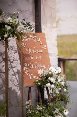 Üzerinde okaliptüs süslemesi olan el yapımı ahşap tahta. Düğün için. Resepsiyon. Düğün günü.