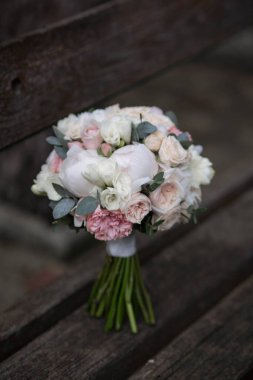 Düğün buketi, beyaz şakayık ve David Austin Rose. Taze çiçekler. Düğün çiçekçisi. Düğün günü..