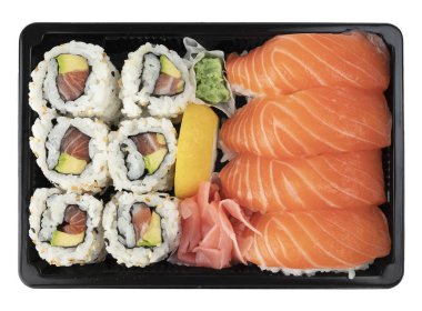 Beyaz arka planda izole edilmiş kutuda çeşitli suşiler var. Süpermarket ya da suşi barı için paket servisi. Süpermarket suşisi.