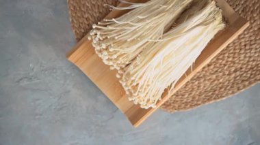 Enoki mantarı, yakın çekim yiyecek. Enoki mantarı videosu. Asya yemekleri.