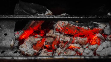 Parlayan kırmızı közlere ve şöminede yanmış odunlara yakın durun..