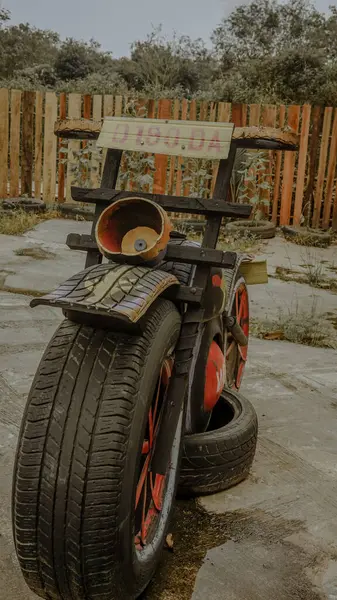 Geri dönüşümlü lastik ve ahşaptan yapılmış bir motosiklet heykeli..