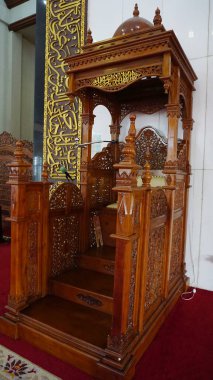 Çok güzel bir ahşap minbar. Karmaşık bir şekilde oymalar ve dekoratif elementlerle tasarlanmış. Platforma çıkan bir merdiven var. Genelde camide vaaz vermek için kullanılır..