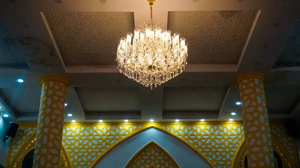 Çok güzel dizayn edilmiş bir iç mekan. İçinde desenli tavandan sarkan büyük bir kristal avize var. Duvarlar karmaşık altın desenler ve kemerlerle süslenmiş. Zarif bir ortam yaratıyor..