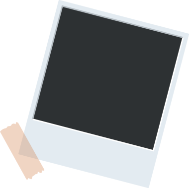 Beyaz kenarlı boş bir fotoğraf şeffaf turuncu bant kullanılarak bir yüzeye yapıştırılır. Boş alan, resmin tutulacağı koyu gri renktedir. Anılar için harika.