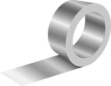 Görüntüde kısmen açılmış bir metal bant rulosu var. Bant parlak, gümüş renginde ve yapışkan tarafını gösteriyor. Yuvarlak silindir gibi..