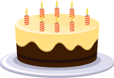 Açık sarı kremalı, iki katmanlı lezzetli bir pasta beyaz bir tabakta duruyor. Pastanın üstünde yedi mum var, kutlamaya hazır..