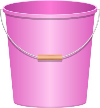 Yuvarlak gövdeli pembe bir kova ve ahşap bir tutamağa bağlı gümüş saplı. Kova, berraklık için karanlık bir arka planda izole edilmiştir..