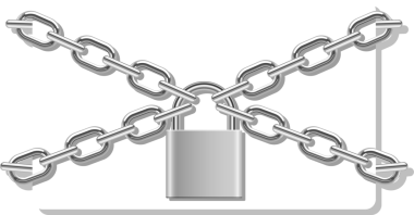 Parlatılmış metal bir asma kilit güvenli bir şekilde sarkıyor, temiz beyaz bir arkaplan ile kesişen gümüş zincirlerle sarmalanıyor, korunma ve koruma için..