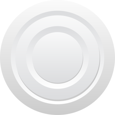 Bu resim basit bir beyaz tabağı gösteriyor, temiz ve minimalist. Tabak, tasarımına derinlik katan ince eşmerkezli çemberlerle süslenmiş, zarif bir görünüm yaratıyor..