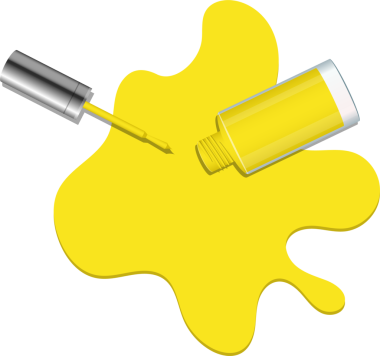 Açık bir şişe sarı oje döküldü ve canlı bir renk birikintisi oluştu. Aplikatör fırçası yakınlarda uzanıyor, kozmetik aksiliği fikrini vurguluyor..