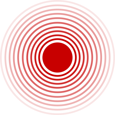 Kırmızı dairesel bir desen, katı bir merkez daireye sahiptir, bu halkalar koyu siyah bir arkaplana karşı dışa doğru dalgalanan eş merkezli halkalarla çevrilidir. Görüntü derinlik ve hareket hissi uyandırıyor..