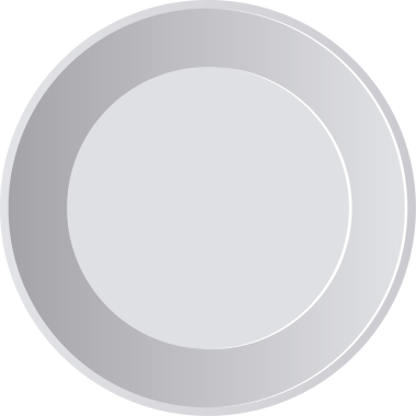 Gri tonlarda yuvarlak, boş bir tabak koyu bir arkaplanda sergilenir. Minimalist tasarımı çeşitli mutfak bağlamları için uygundur..