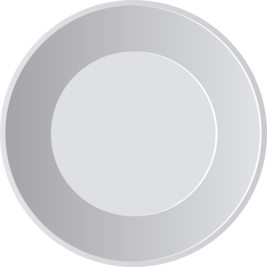 Zarif dairesel bir tasarıma sahip gri bir plaka sahnenin ortasında yer alıyor. Tabak minimalist ve dağınık, mutfak icatları için mükemmel ya da basit bir yemek deneyimi eklemek için.