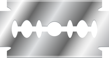 Görüntü, parlak metalden yapılmış çift taraflı bir jilet gösteriyor. Merkezde kesikler var ve yakın traş için uygun..