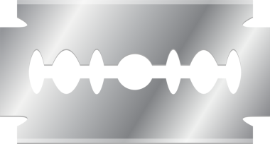 Detaylı bir yakın plan, jiletin parlak metalik yüzeyini yakalar. Bıçak keskin kenarları olan simetrik bir dizayn içerir, koyu bir arkaplan üzerine kurulur..