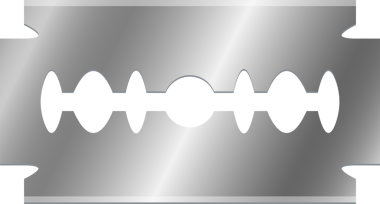 Bu resim bir jilet içeriyor, keskin kenarı pürüzsüz, gümüş bir zemin üzerine vurgulanmış. Merkezi tasarım, modern bir estetik yaratmak için geometrik kesitler içerir..