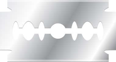 Bu, siyah arka planda izole edilmiş bir jiletin yakın çekimi. Jilet gümüş rengidir. Bu bir güvenlik jileti. Bu hijyen ve kişisel bakım için bir araçtır..