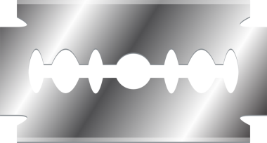 Yakın çekim, jiletin simetrik tasarımını ortaya çıkarır. Metalik gri kaplama ışığı yansıtıyor. Keskin kenarı koyu arkaplana karşı güçlendiriyor..
