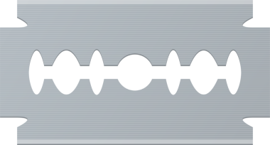 Keskin, çift kenarlı jiletin yakın çekimi metalik yüzeyini ve simetrik tasarımını gösterir. Bıçak işlevsellik ve güvenlik için merkezi açıklara sahip.