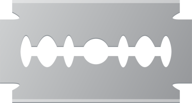Gümüş renkli bir jilet, keskin kenarı boyunca bir dizi simetrik kıvrımlar ve daireler içerir, sert bir siyah arkaplan üzerine kuruludur..