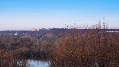 View of the castle in Janowec. From the viewpoint in Mecimierz. At the foot of the castle escarpment, the town of Janowiec is visible.