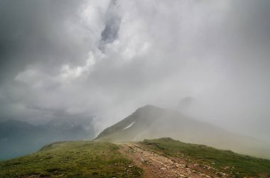 Dağların üzerindeki bulutlar, patika, Tatra Ulusal Parkı 'ndaki yürüyüş yolu.
