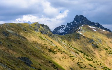 Dağlardaki bulutlu manzara, Tatra Ulusal Parkı 'ndaki Swinica Tepesi manzarası