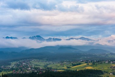 Dağlı ve bulutlu manzara, Podhale 'den TAtra Milli Parkı manzarası.