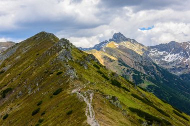 Kopa Kondracka Tepesinden Yüksek Tatraların manzarası Dağların yamaçlarında güzel bir ışık ve gölge oyunu.