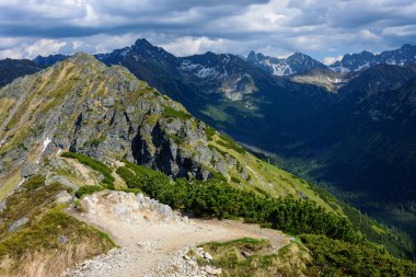 Kasprowy Wierch 'deki kırmızı turist yolundan Tatra Ulusal Parkı' nın görüntüsü..