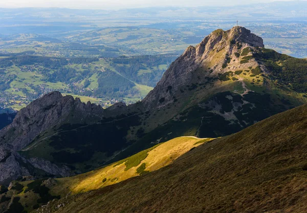 Kasprowy Wierch 'deki kırmızı turist yolundan Tatra Ulusal Parkı' nın görüntüsü. Dağın yamaçlarında güzel bir ışık ve gölge oyunu.