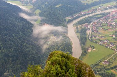 Dunajec Nehri ve Sromowce Nizne Vadisi 'ndeki Tepeler Trzy Korony' den hava manzarası.