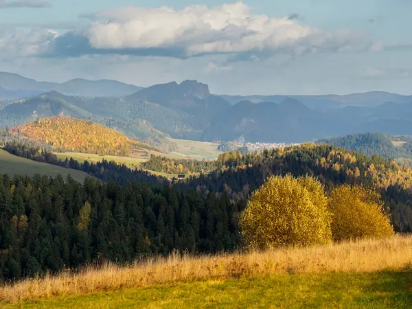 Sonnenbeschienene Ausläufer Spisz Der Ferne Sieht Man Die Pininy Mountains — Stockfoto
