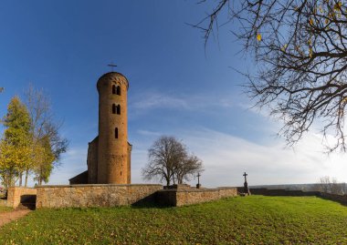 Inowlodz 'daki St. Idzi - İlkbaharda Roma kilisesi. Muhtemelen M.S. 12. yüzyıldan geliyor..